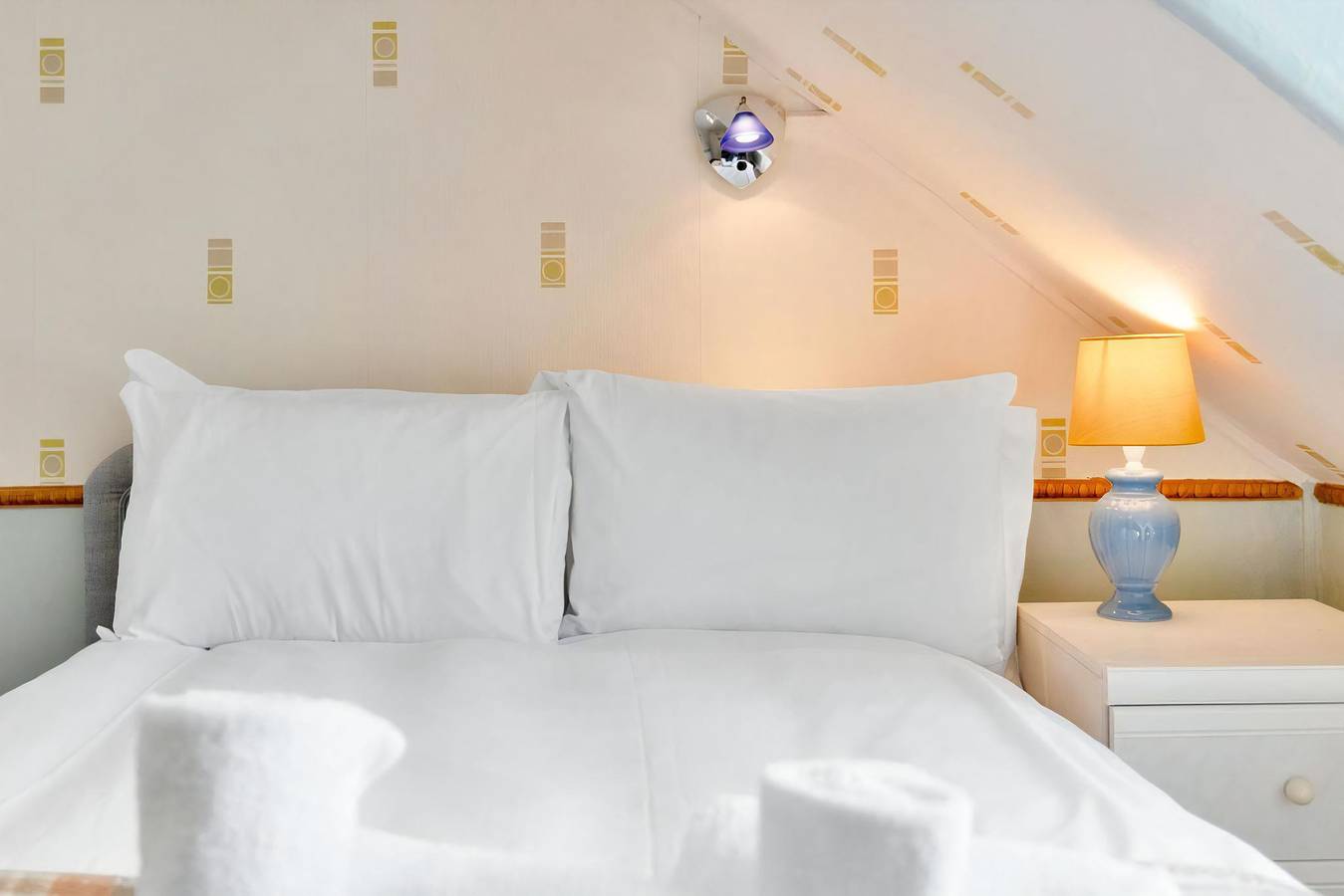 Entire apartment, Guestready - Peaceful Eaves in Stone Townhouse in Leith, Edinburgh
