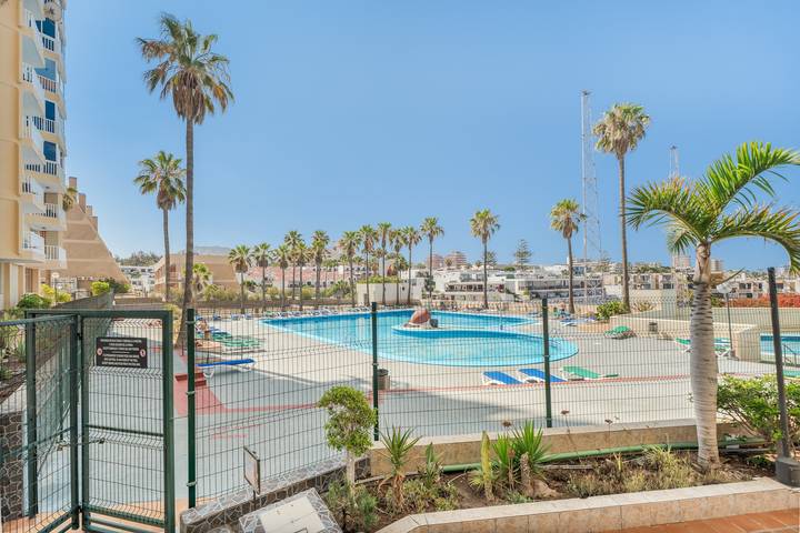 Apartamento entero, Vacaciones 'Amazing View Over The Ocean Y' con vistas al mar, piscina compartida y Wi-Fi in Playa de las Américas, Tenerife Sur