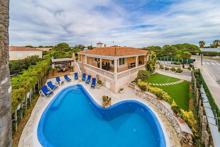 Appartement de vacances entier, Villa Rafael Piscine Privée et Espace Lounge avec Vue sur Mer in Punta Prima, Sant Lluís