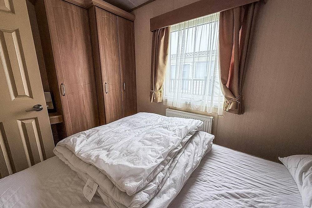 Brilliant 6 berth caravan for hire with decking by the Norfolk Coast in California (Great Yarmouth), Great Yarmouth