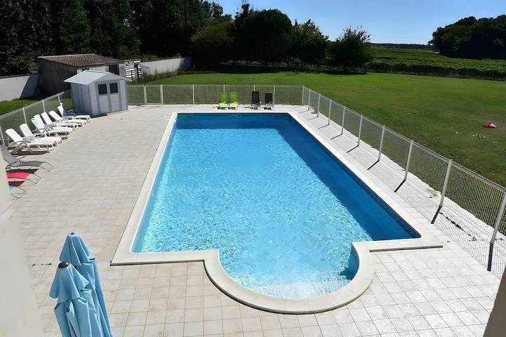 Location de vacances pour 26 personnes, avec jardin à Saint-Quantin-de-Rançanne