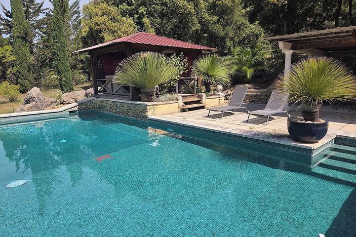 Gîte pour 5 personnes, avec Balcon ainsi que Jardin et Piscine