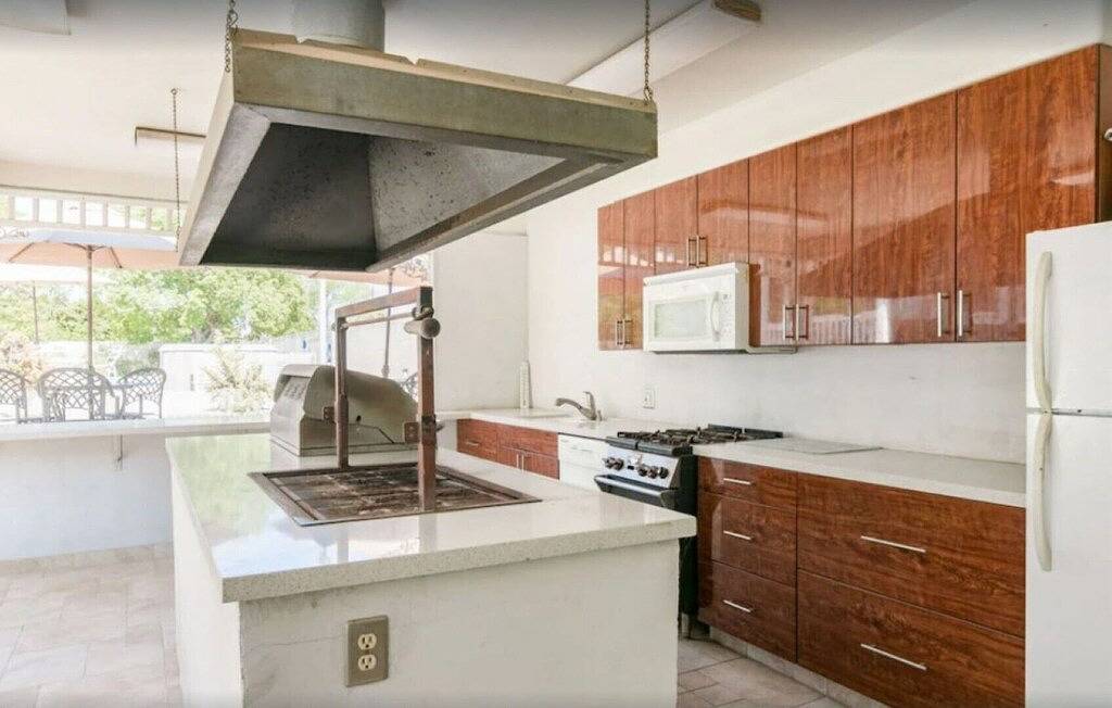 Post-Victorian with Private Pool & Sprawling Grounds, Near Wedding Venues. in Ventura County