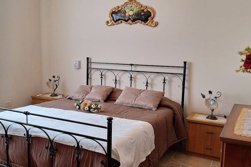 Villa Radiosa fenced pool,air-con,wi-fi,13 pax, toys,Bbq,close to beaches & town in Agrigento, Agrigento Provinz