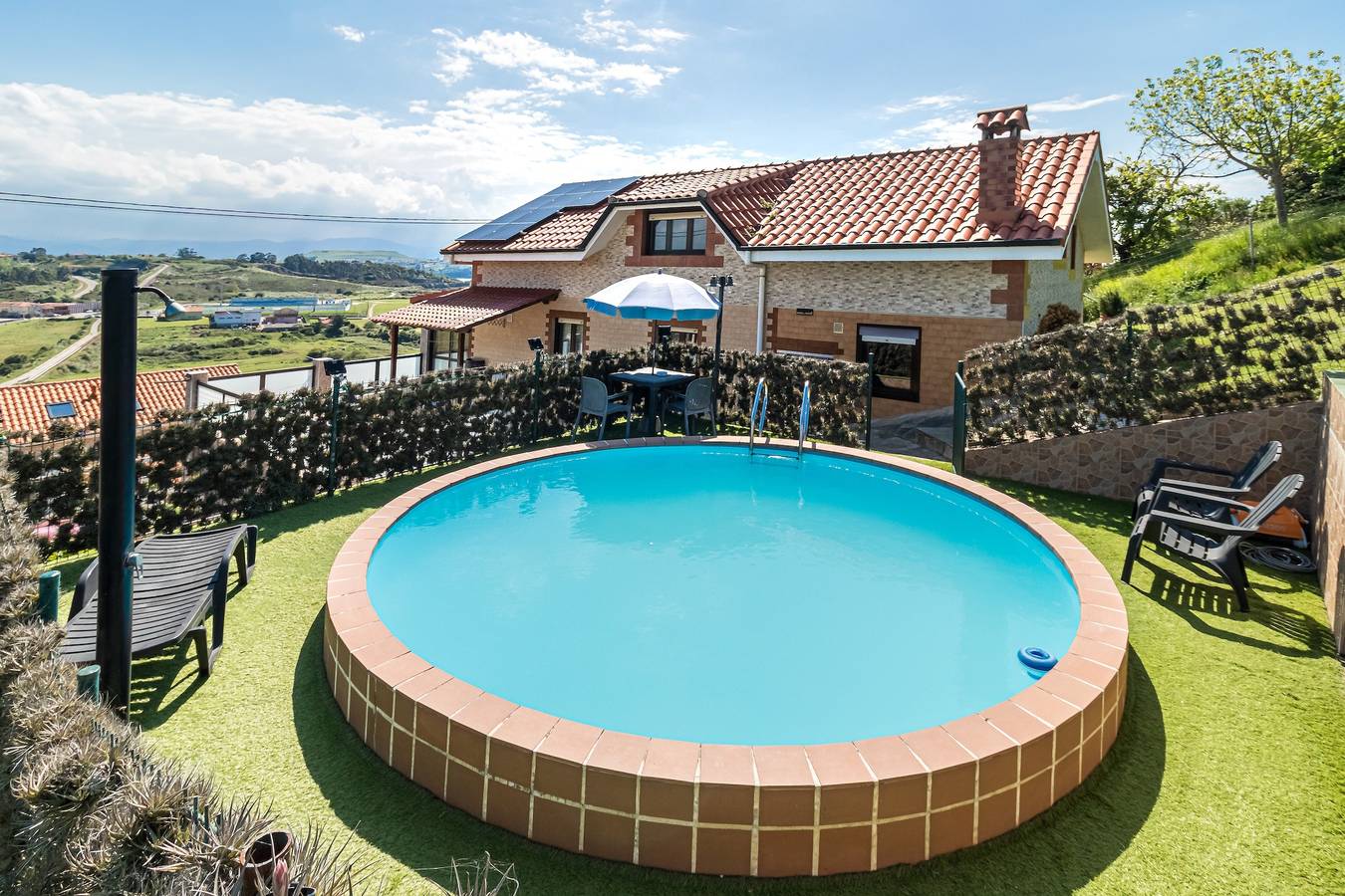 Casa de vacaciones 'La Centinela' con vistas a la montaña, piscina privada y Wi-Fi in Miengo, Costa de Cantabria
