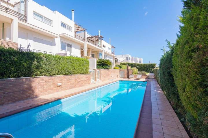 Ferienwohnung für 7 Personen, mit Balkon und Terrasse sowie Garten und Pool in Anavyssos