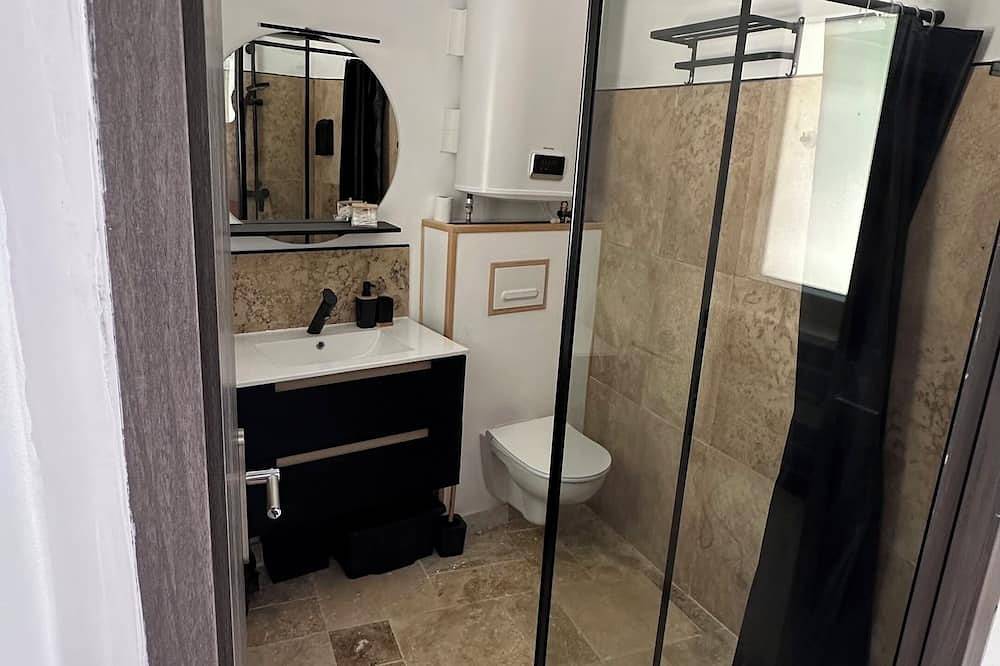 Entire apartment, Studio in the South of France, 5 minutes from Uzès in Saint Quentin la Poterie in Saint-Quentin-la-Poterie, Nimes region