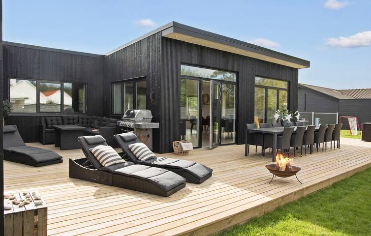 Ferieudlejning for 14 personer, med sauna og terrasse samt jacuzzi i Hune