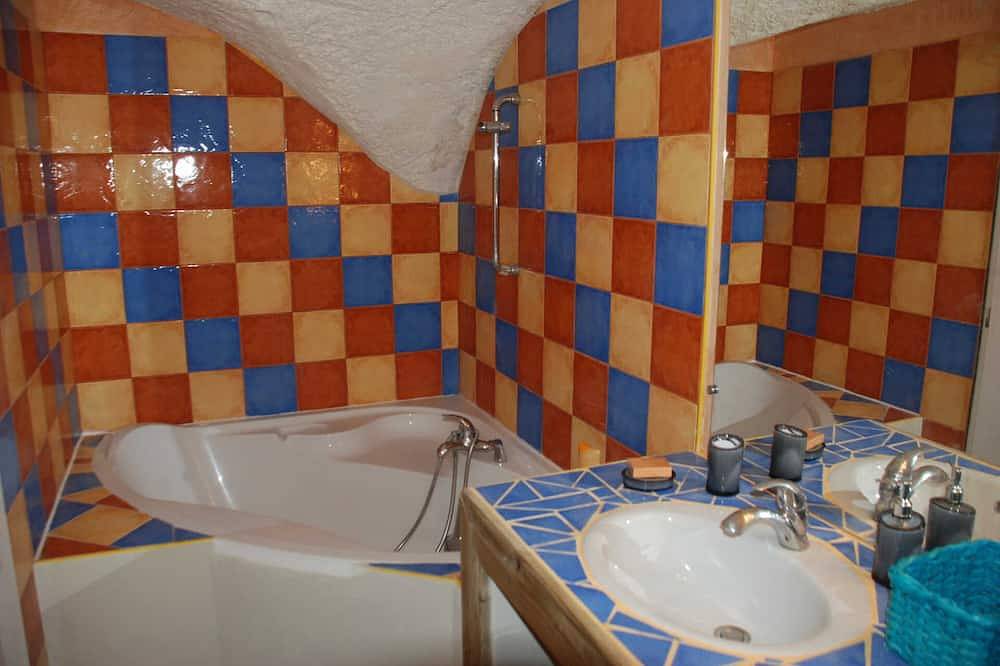 Entire apartment, Wilderness houses in Salavas, Ardèche