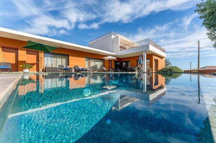 Villa for 10 people, with garden and balcony in Almancil