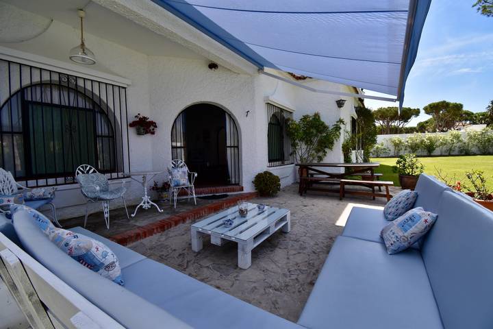 Chalet para 10 personas, con terraza además de piscina y jardín, Familias con niños en Bahía de Cádiz - 2