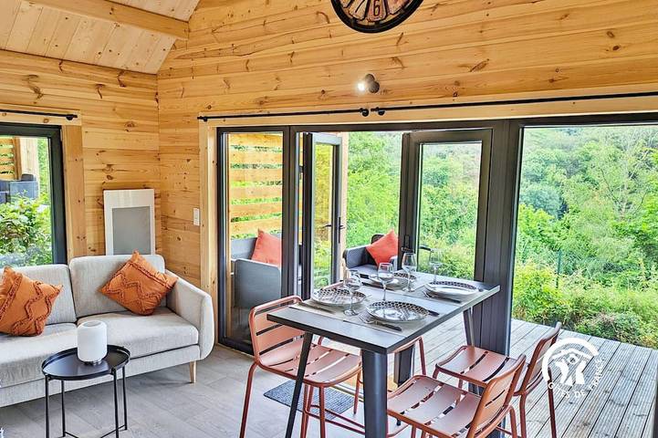 Gîte pour 4 personnes, avec piscine et terrasse, animaux acceptés dans Saint-Berthevin