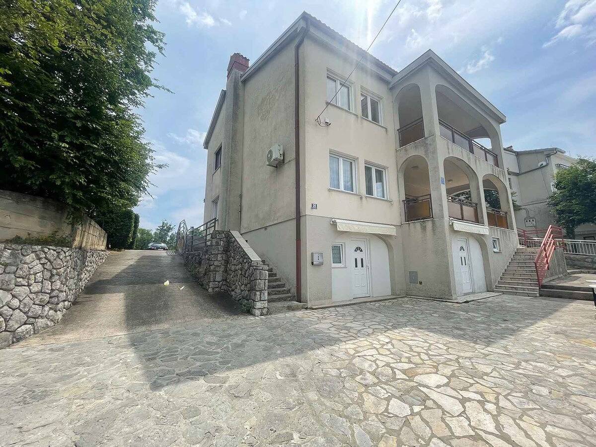 Appartement entier, Charmant appartement de 130 m², à seulement 2 km de la plage de Vodna in Jadranovo, Primorje-Gorski Kotar