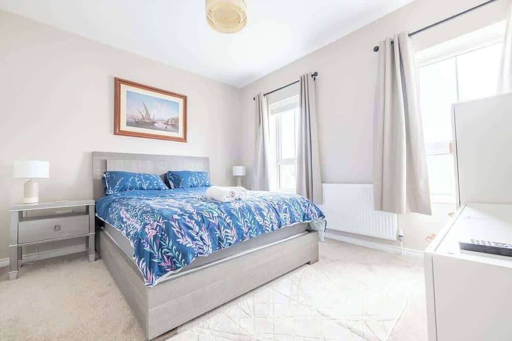 Spacious 4Br (Contractors Welcome-Parking-Wifi) in Strangford Lough