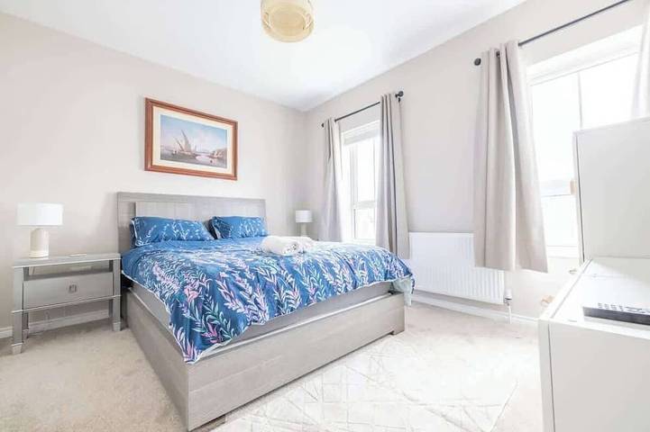 Spacious 4Br (Contractors Welcome-Parking-WIFI) in Strangford Lough