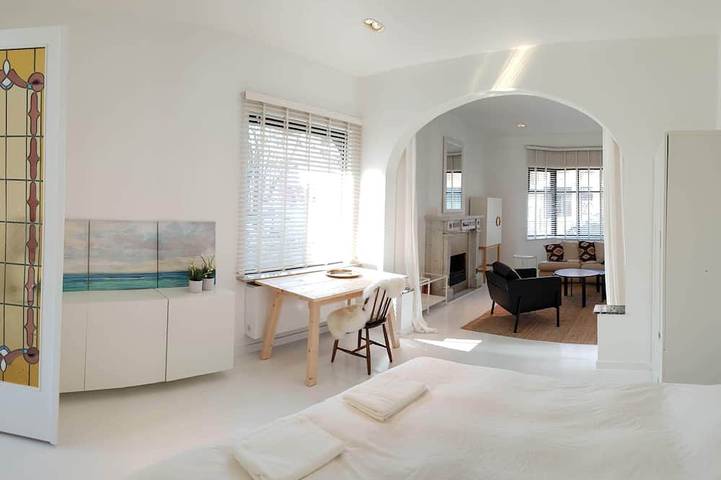 Ganze Wohnung, Spacious, bright studio apartment on the ground floor of a historic building near the Scheldt River in Antwerpen und Umgebung