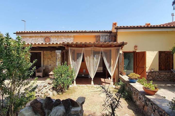 Location de vacances pour 4 personnes, avec balcon ainsi que piscine et jardin, animaux acceptés dans Sole Ruiu