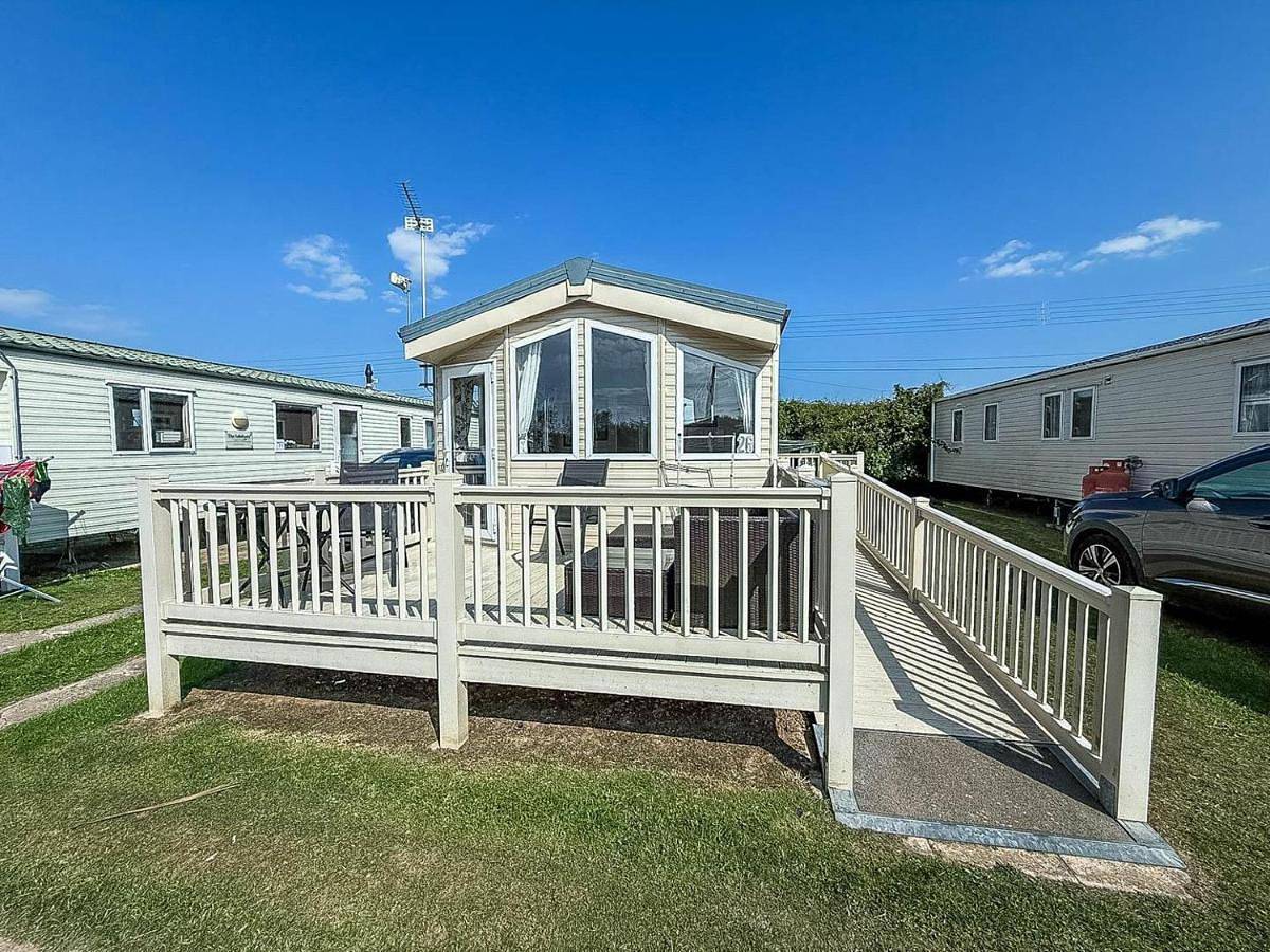 Superb 8 Berth Caravan For Hire At A Great Holiday Park In Norfolk Ref 50026M in California (Great Yarmouth), Great Yarmouth