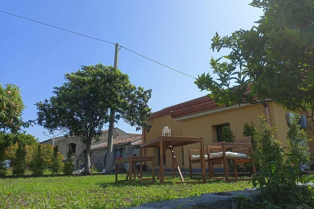 Cozy house with garden surrounded by citrus trees between the sea and Etna. in Giarre, Catania Provinz