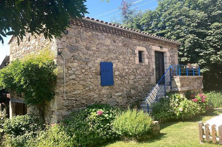 Gîte pour 4 personnes, avec terrasse ainsi que jardin et piscine à Saint-Jean-de-Muzols