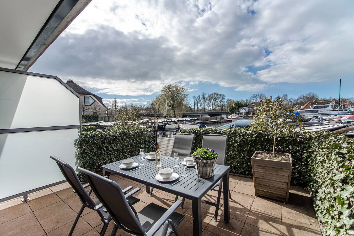Geheel appartement, Ruimtelijk luxe appartement op de begane grond - Kaag Resort 3 in Warmond, Nederlandse Noordzeekust