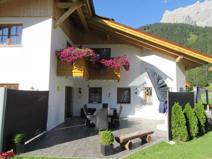 Ferienwohnung für 3 Personen, mit Whirlpool und Terrasse sowie Garten und Ausblick in Ehrwald