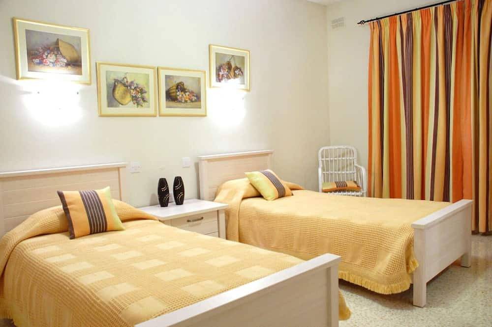 Ganze Wohnung, Superb villa 2, inviting pool and spacious outside space.Fully airconditioned. in il-Mellieha, Mellieha