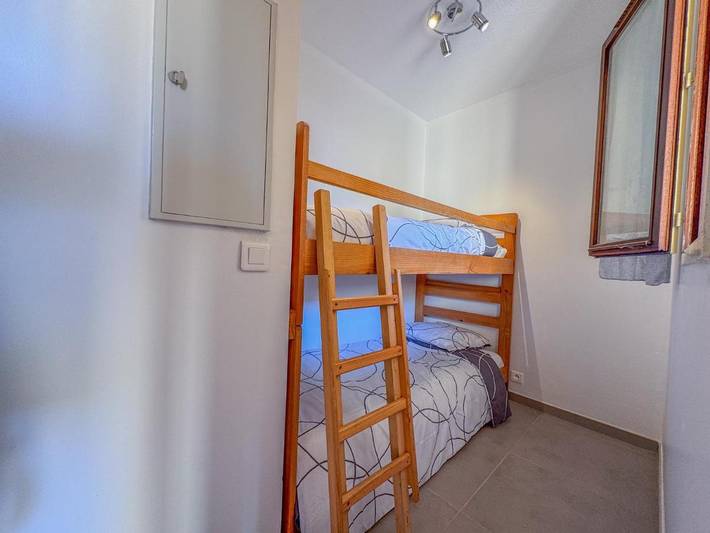 Gîte pour 4 personnes, avec vue ainsi que piscine et terrasse dans Chateau Charles Roux Sausset Les Pins - 4