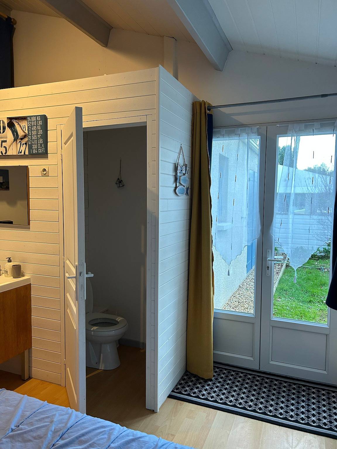 Bed and Breakfast 'La Berguerie' with Private Terrace and Wi-Fi in Dolus-d'Oléron, Côte de Beauté