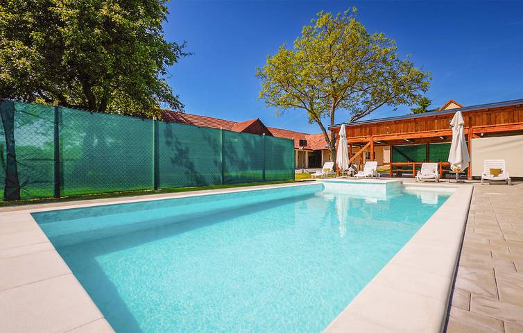 Reizende 2-Zimmer-Wohnung mit Pool, Terrasse und Parkplatz in Ivanska, Bjelovar-Bilogora