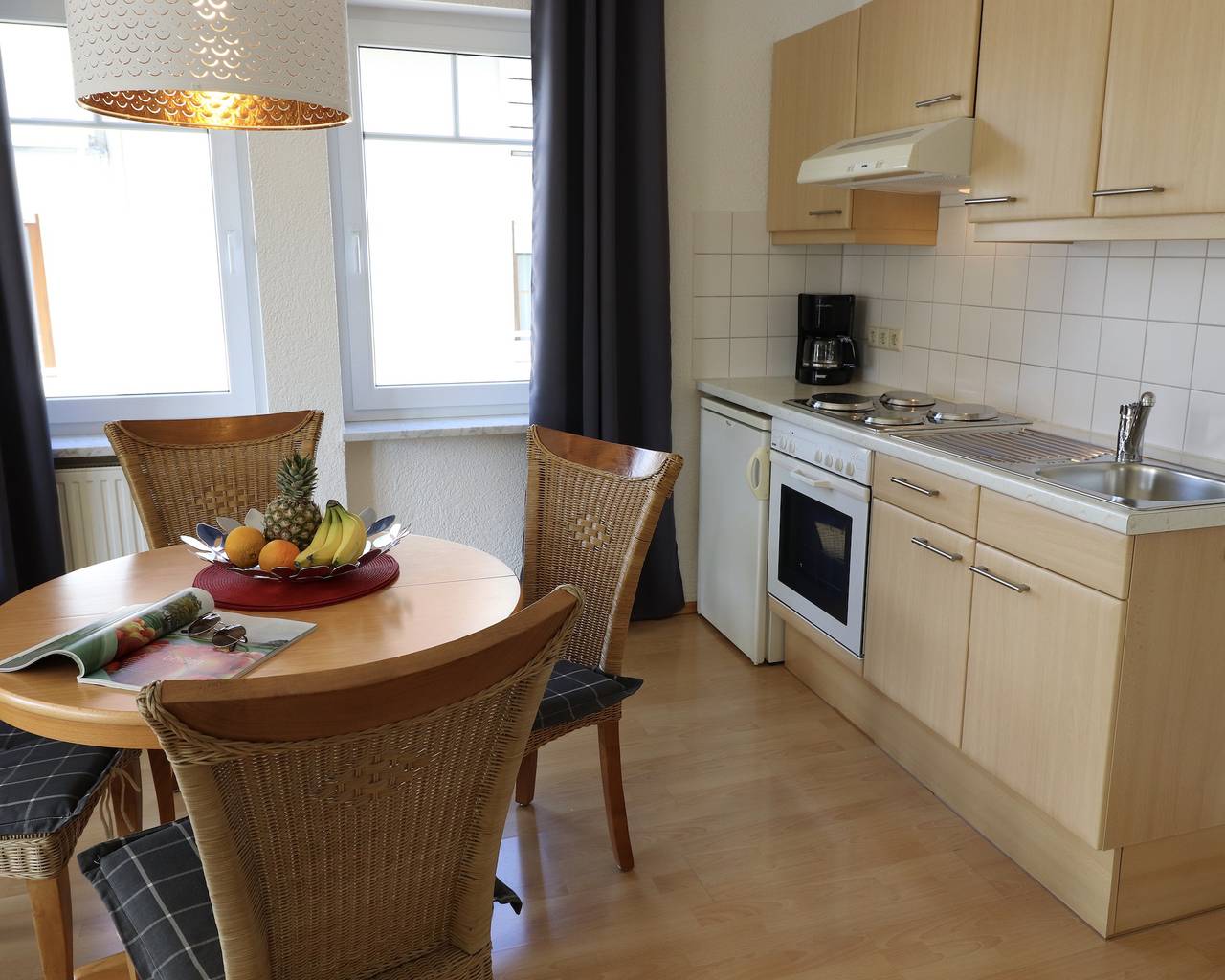 Ganze Ferienwohnung, Gästehaus Mäder am Hafen - Appartement Nr. 2, 30qm, 1 Wohn-/ Schlafzimmer, Südbalkon in Unteruhldingen, Uhldingen-Mühlhofen