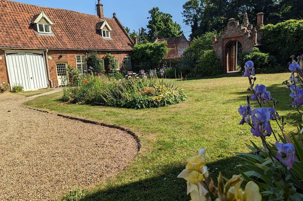 Gaffers Cottage - sleeps 12 guests  in 5 bedrooms in Spixworth, Norfolk