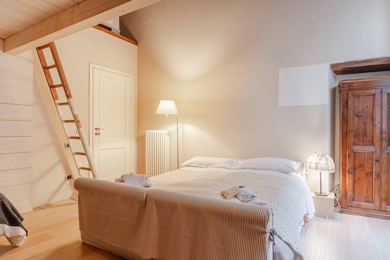 L'affresco – Via Guinigi: Historic Apartment with Frescoed Ceiling in Central Lucca in Lucca, Lucca Province