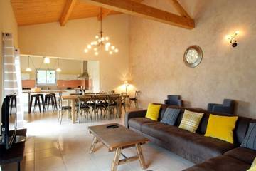 Location de vacances pour 9 personnes, avec piscine ainsi que balcon et jardin, animaux acceptés à Couiza