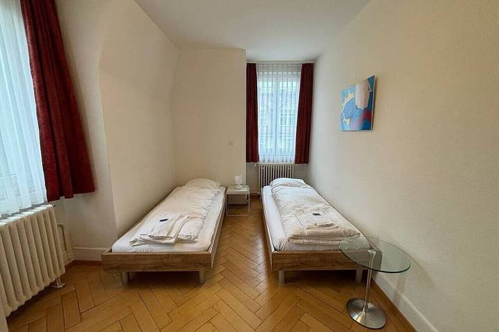 Ganze Wohnung, Spacious 2-bedroom near lake in Zürich 38 Wollishofen, Zürich