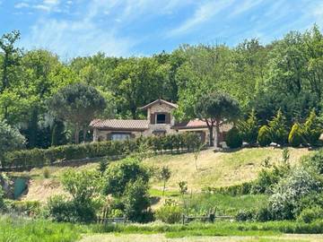Gîte pour 4 personnes, avec piscine ainsi que jardin et bassin pour enfant à Taluyers
