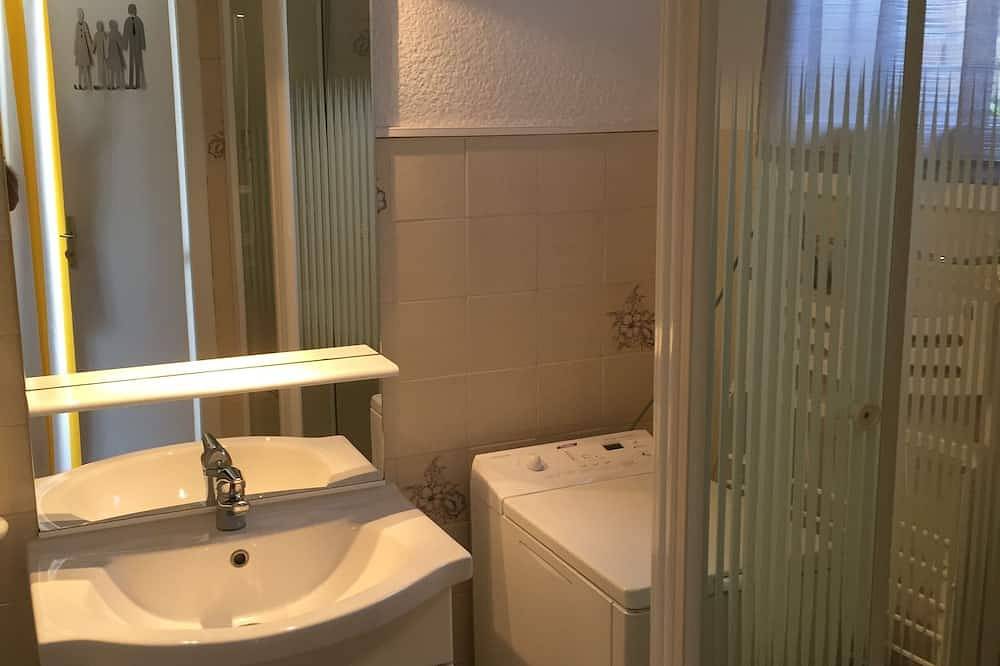 A Deux pas de la Plage, Maison Mitoyenne Avec Jardin Terrasse in Biscarrosse Plage, Biscarrosse