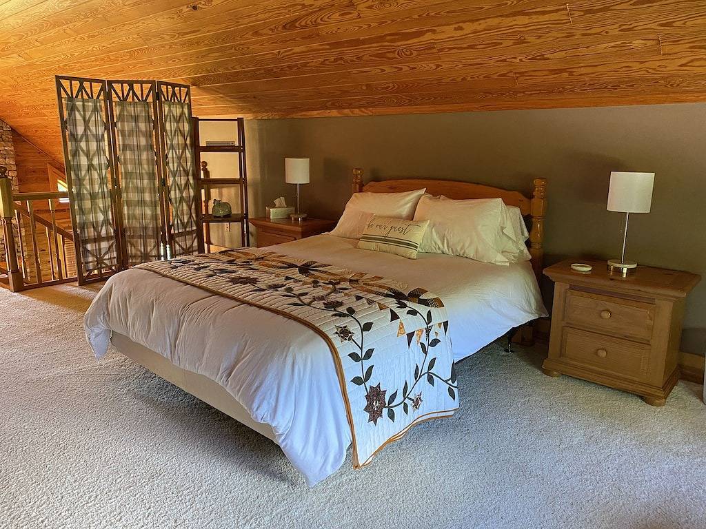 Cooley’s Cottage is a beautiful log home with a hot tub! in Ohiopyle, Pennsylvania