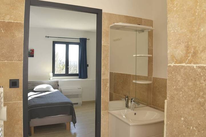 Gîte pour 8 personnes, avec jardin à Bessas - 4