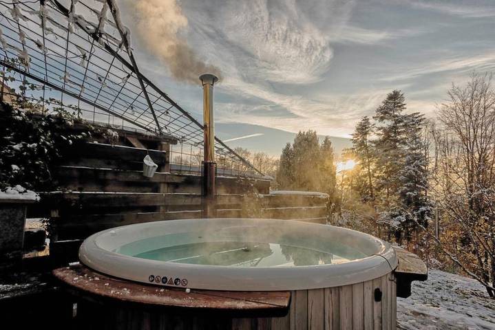 Ferienhaus für 6 Personen, mit Balkon und Whirlpool sowie Terrasse und Garten