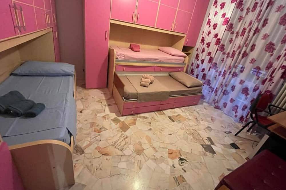 Ganze Wohnung, Charming 2-bedroom apartment with completed kitchen, nera Milano, Como and Swiss in Mozzate, Como Provinz