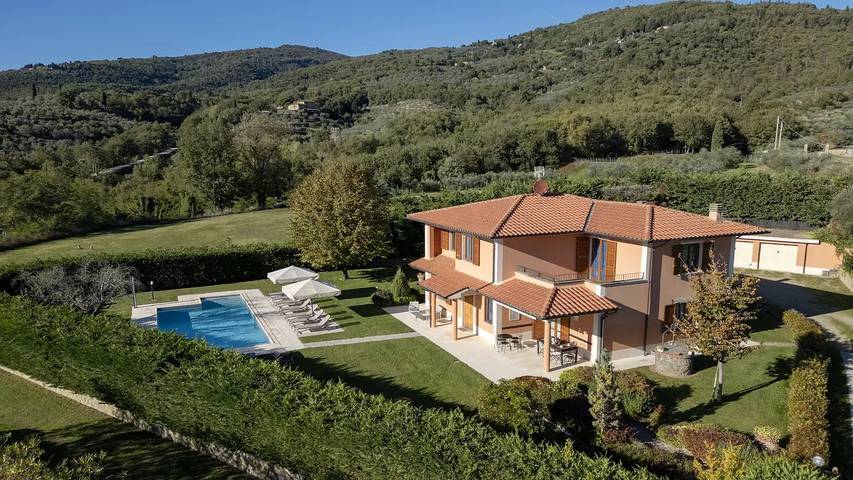 Casa vacanza per 14 persone, con piscina e giardino a Loro Ciuffenna