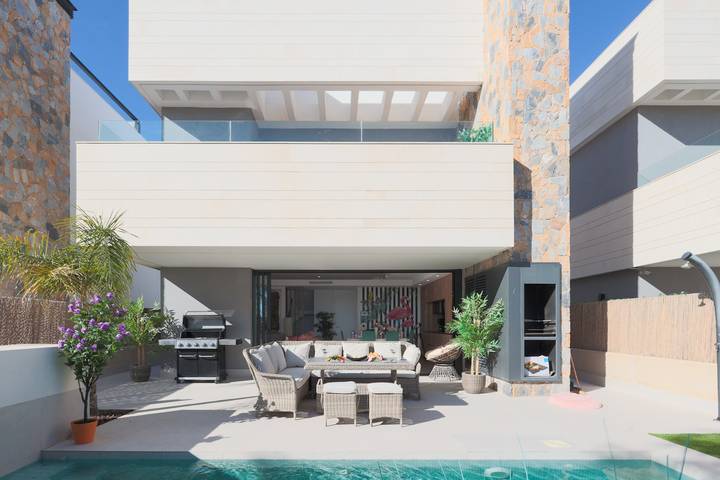 Chalet para 8 personas, con piscina y jardín además de terraza y vistas al lago en Los Alcázares