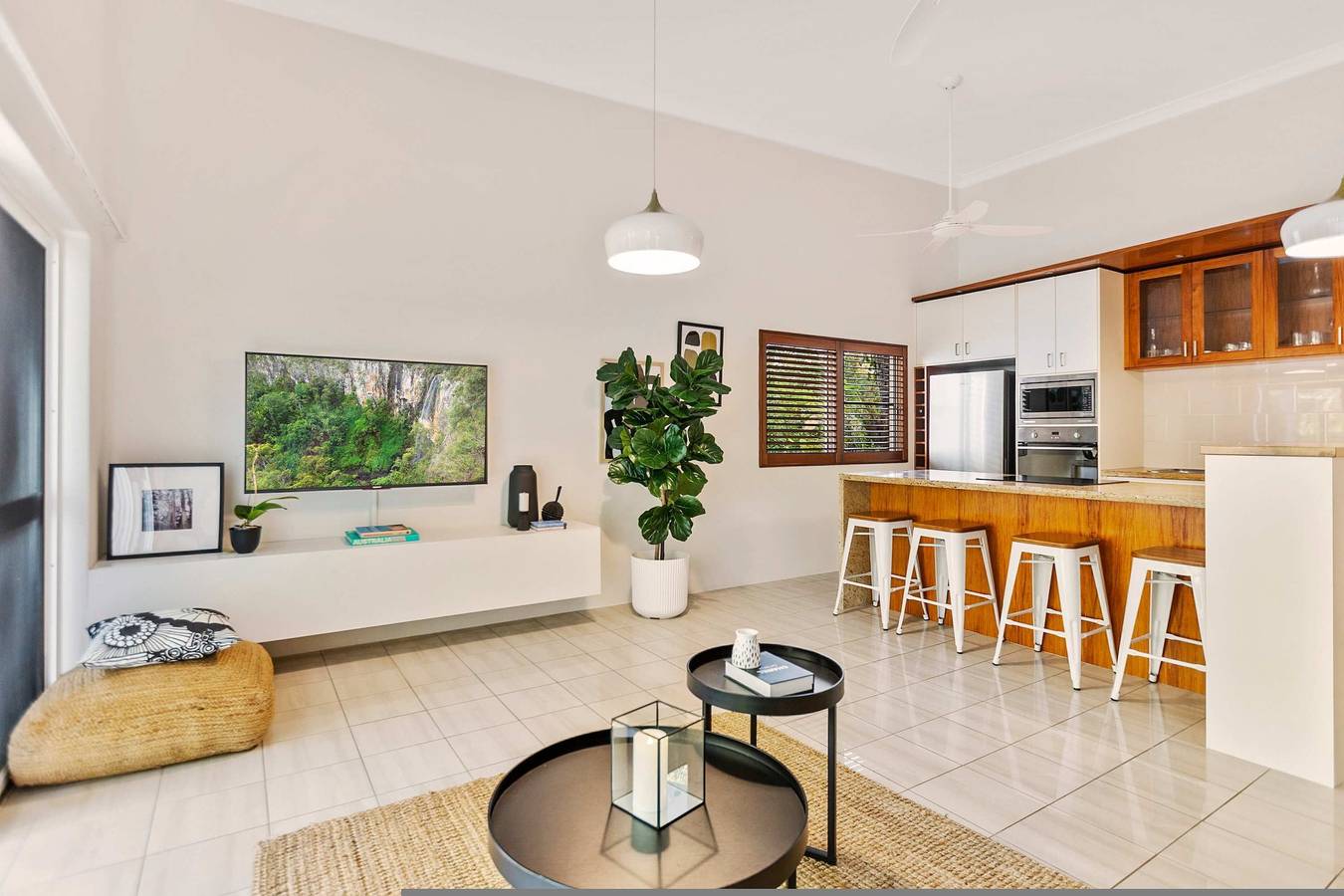 Entire apartment, Melaleuca Hideaway - Beach  Pool  free parking in Cairns, Far North Queensland