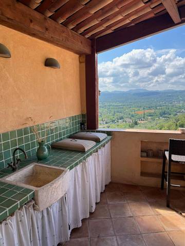 Location de vacances pour 4 personnes, avec terrasse, adapté aux familles à Tourrettes