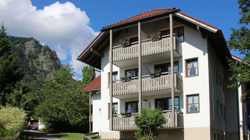 Hütte für 3 Personen, mit Sauna und Balkon sowie Pool und Garten in Bad Hindelang