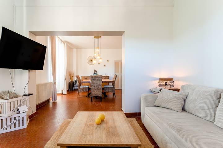 Entire apartment, T3 Apartment with Eure Valley View, Wi-Fi & Air Conditioning in Uzès, Nimes region