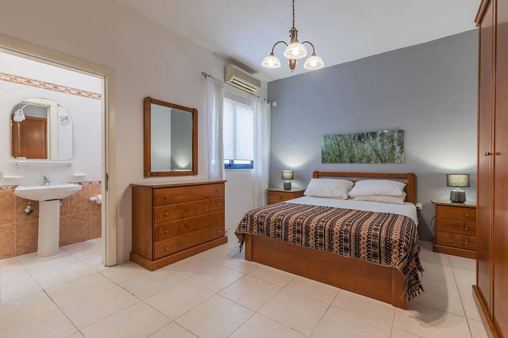 Geheel appartement, Stunning - Seafront 3-Bedroom 6th Floor + Garage! in Sliema, Malta