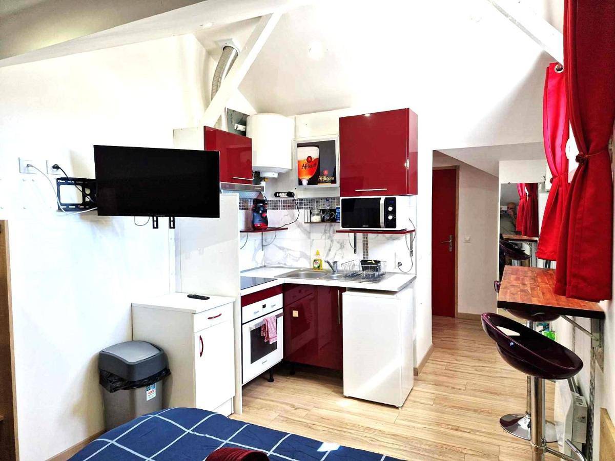 Appartement entier, 08 - Joli studio avec clim et tout équipé pour 2 personnes, lit double, parking privatif gratuit, grand fourgon possible, tout le linge de maison est fourni in Razac-sur-l'Isle, Périgord Blanc