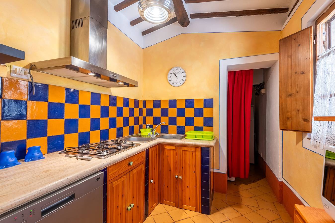 Entire apartment, Apartment 'Sulle Colline Di Siena' with Shared Pool, Wi-Fi and Air Conditioning in Murlo, Siena Province